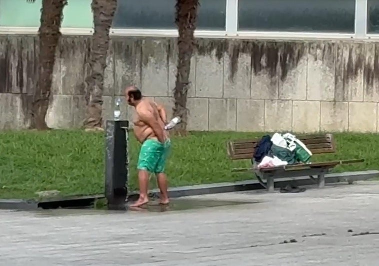 El ciudadano que desde hace meses se ducha en Atotxa a plena luz del día
