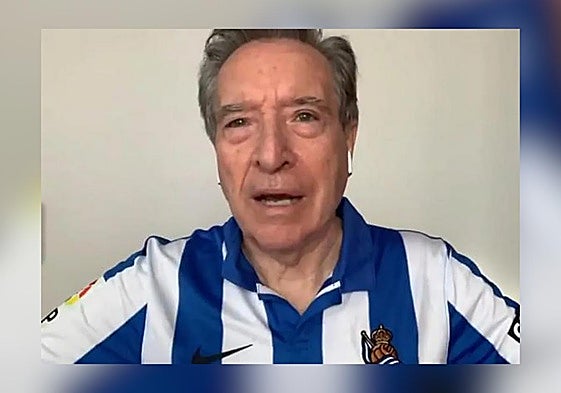 Iñaki Gabilondo vestido con la camiseta de la Real Sociedad.