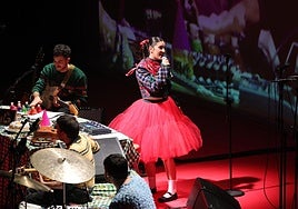 Izaro el 22 de diciembre de 2024 en el Kursaal durante la presentación de sus temas navideños.