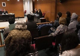 Los acusados declaran que se limitaron a «rezar en bajo» frente a la clínica abortista de Vitoria