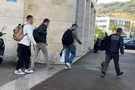 Agentes de la UCO terminan el registro efectuado este pasado viernes en Donostia.