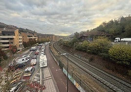 La circulación parada en la villa y en la N-I.