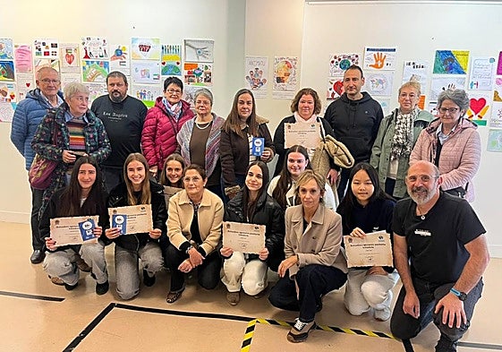 Foto de familia de las ganadoras del concurso con representantes del Ayuntamiento y la Red Solidaria.