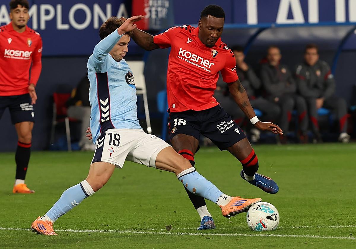 Becker trata de centrar ante la oposición de Pablo Durán en el partido contra el Celta.