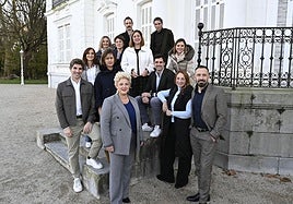 De izquierda a derecha, en primera fila, Insausti (PNV), Peña (PNV), Larrea (PP), Itxaso (PSE); en medio, Etxebeste (Podemos), Alkorta (EH Bildu), Laborda (PSE), Lezama (PP), Oyarbide (PSE); y detrás Artola (PNV), Otaegi (EH Bildu), Lertxundi (EH Bildu) y Hernández (Sumar).