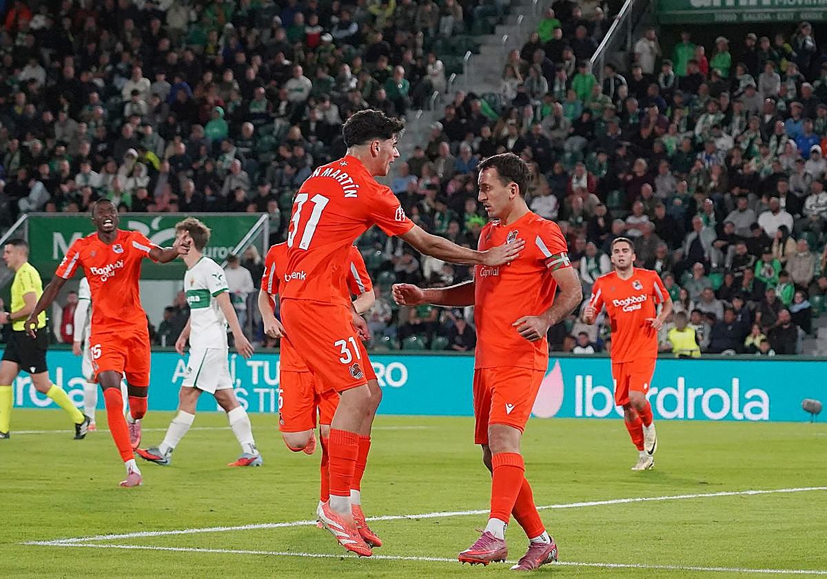 Jon Martín felicita a Oyarzabal por su gol al Elche en la última jornada liguera.