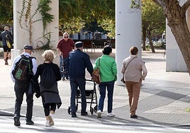 Vecinos de distintas edades pasean por el barrio de Martutene de Donostia