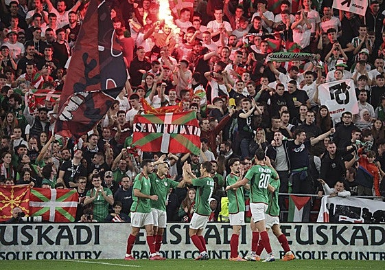 La grada de San Mamés celebra uno de los goles del partido de la Euskal Selekzioa ante Palestina el pasado sábado.