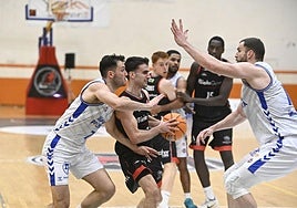 Ieray Aizpitarte trata de llegar a canasta defendido por Xabi Oroz.