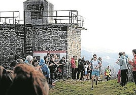 Mucho público en el paso de los atletas por Irimo en 2025.