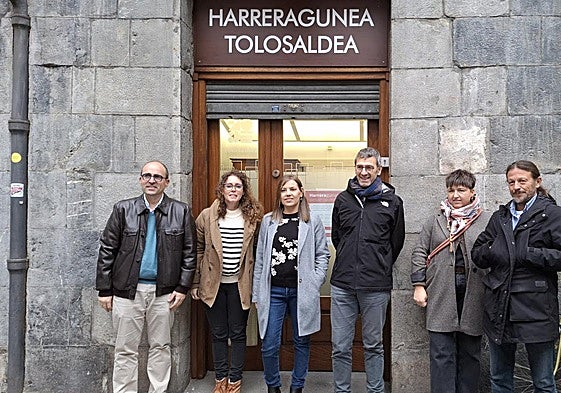 Representantes delante de la nueva oficina de atención al migrante extranjero, en la plaza Santa María.