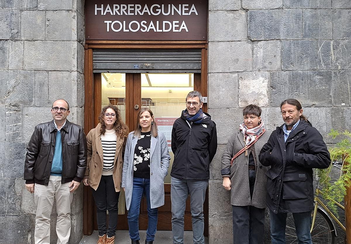 Representantes delante de la nueva oficina de atención al migrante extranjero, en la plaza Santa María.