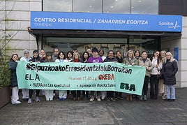 Las trabajadoras de Sanitas Txindoki se manifestaron frente al gerontológico local.