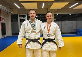 Borja Seco y Elene Lizarribar con sus últimas medallas.