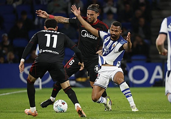 Yangel Herrera, agarrado por Gudelj en el partido contra el Sevilla