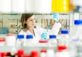 Una investigadora en las instalaciones de CIC biomagune.