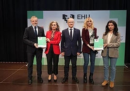 Bengoetxea, junto con las vicerrectoras de los tres campus y el gerente de la UPV/EHU.