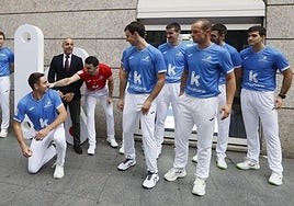 Jokin Altuna bromea con Peio Etxeberria durante el acto de presentación del Campeonato de Parejas.