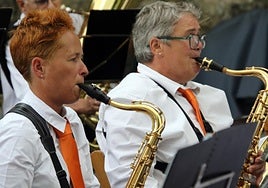 Bandako bi kide Harritarten egindako emanaldi batean.