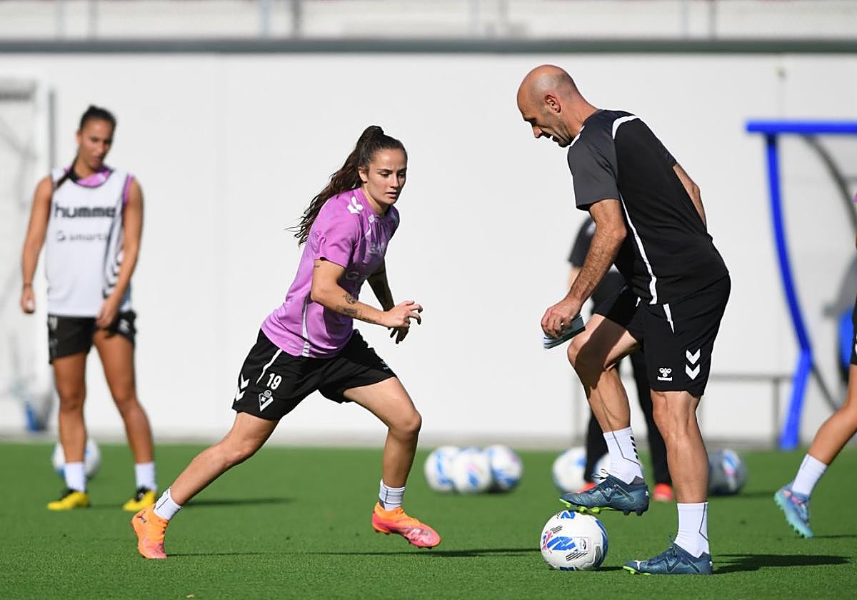 La atacante armera Sara Martín vuelve a la que fue su casa durante cinco años en un partido para el que llegan «capacitadas para ganar».