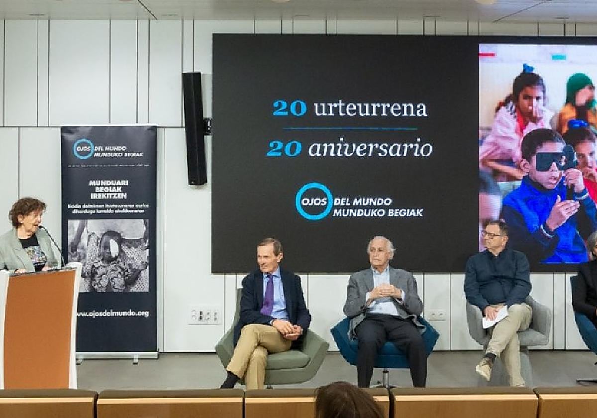Profesionales médicos cuentan sus experiencias y la historia de Munduko Begiak.