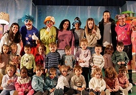 Los escolares legazpiarras tuvieron la oportunidad de fotografiarse con los payasos tras la función.