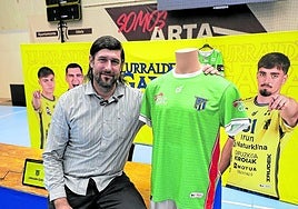 Gurutz Aginagalde posa con la camiseta especial que vestirá el Bidasoa en dos partidos.