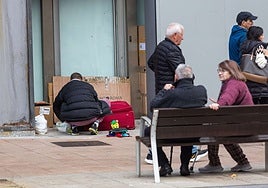 Una persona en situación de calle en el paseo de Colón.