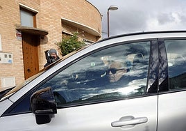 El exsecretario de Organización del PSOE Santos Cerdán, junto a su vivienda de Milagro este jueves.