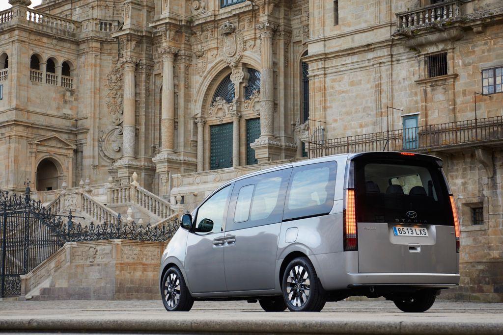 Detrás, el diseño se centra en la funcionalidad, con una decoración de tipo «cubo de hielo» en los faros, y una opción de luces traseras LED en las versiones Premium.