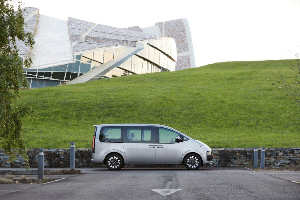 Es un vehículo muy completo en seguridad, tecnología e infoentretenimiento.