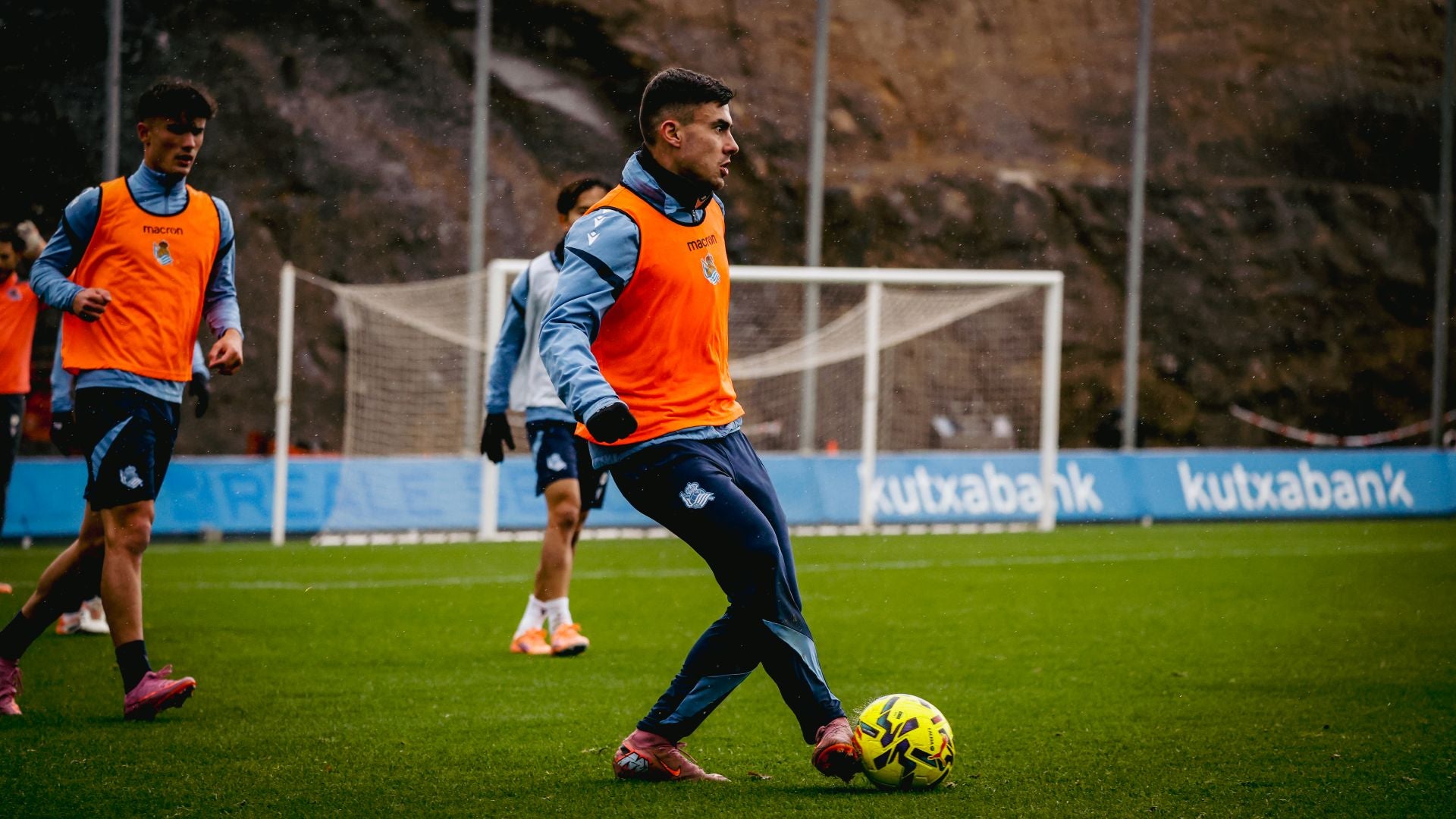 Reagrupamiento bajo el frío y la lluvia en Zubieta
