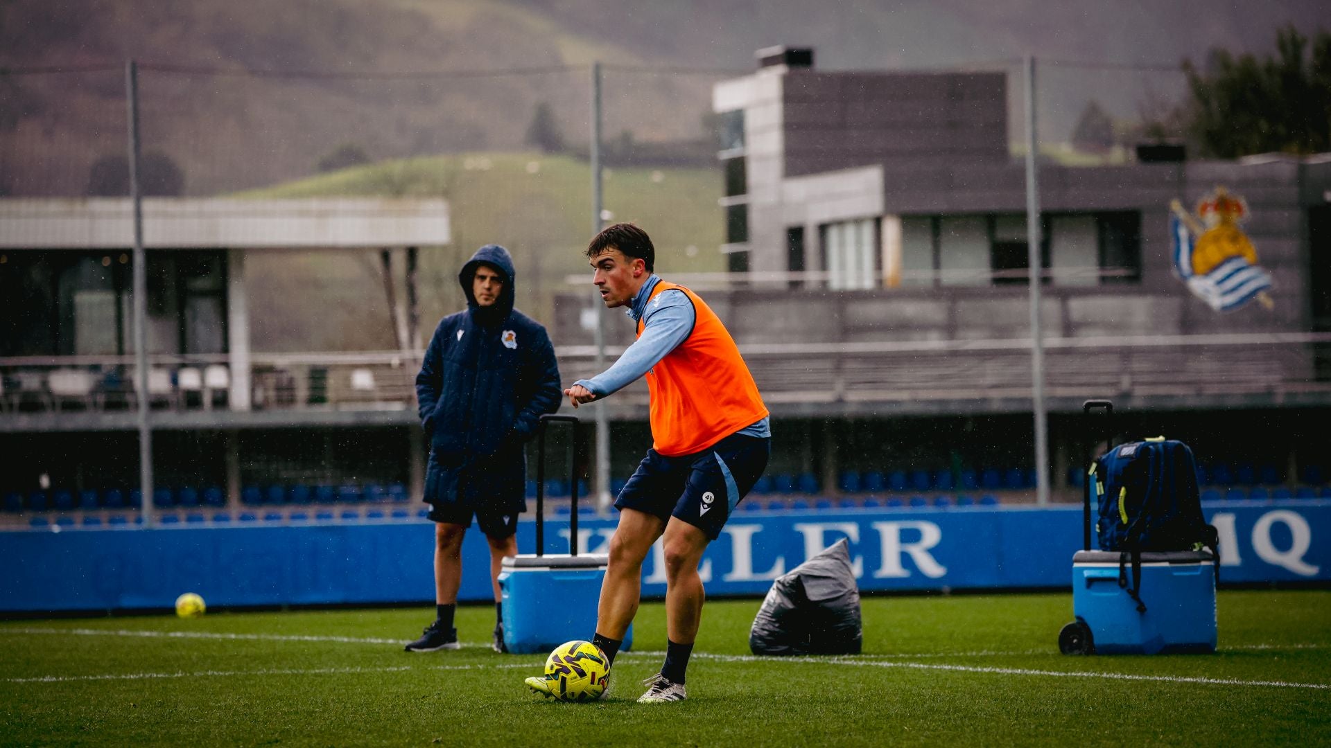 Reagrupamiento bajo el frío y la lluvia en Zubieta