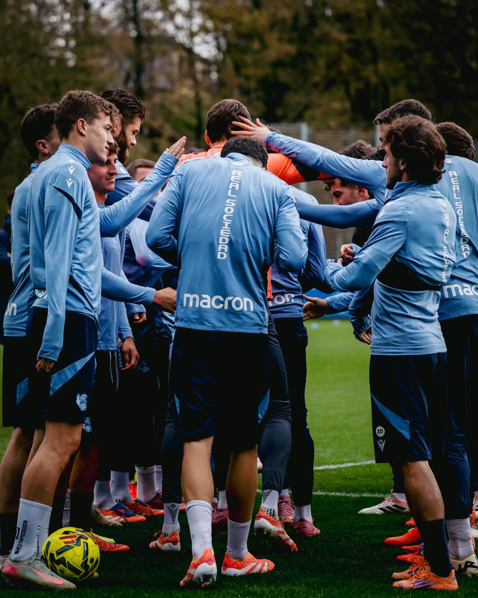Reagrupamiento bajo el frío y la lluvia en Zubieta