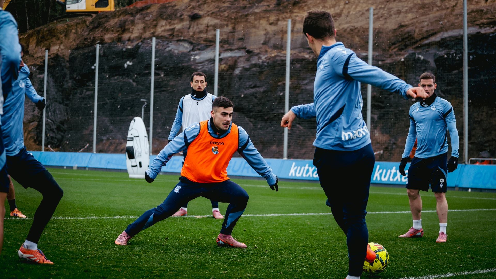 Reagrupamiento bajo el frío y la lluvia en Zubieta