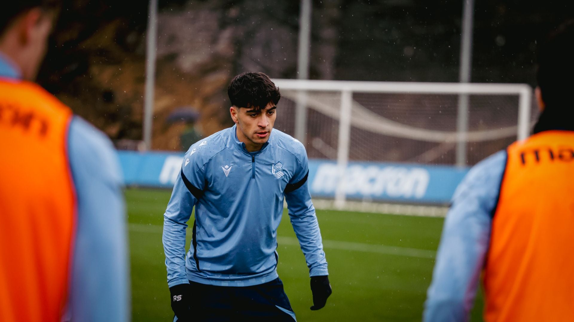 Reagrupamiento bajo el frío y la lluvia en Zubieta