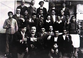 Miembros de la Sociedad Recreativa Sanpedrotarra en 1925.
