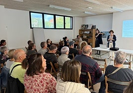 Joana Mendiburu alkatea auzo-saio batean.