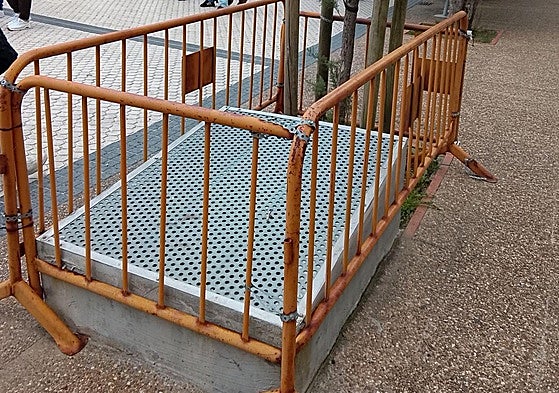 Denuncia Iñaki: «¿Qué es esto tan feo que está situado en pleno paseo de La Concha? ¿Algún responsable del Ayuntamiento podría hacer algo por quitarlo? O al menos adecentarlo para poder retirar esas feas vallas de la vía pública. La verdad es que la ciudad está llena de desperfectos, arréglenlos por favor».