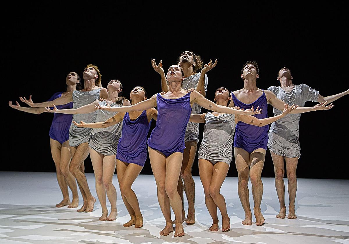 Los bailarines de Dantzaz ofrecerán hoy en Bastero el espectáculo 'Hona'.