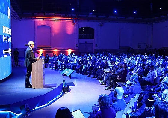 Representantes institucionales escuchan ayer el discurso del secretario de Estado de Vivienda y Agenda Urbana, David Lucas, en la inauguración del congreso en Tabakalera.