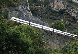 Un tren circula por el desfiladero de Pancorbo, uno de los tramos más complejos entre Vitoria y Burgos.