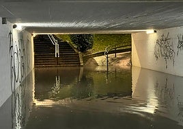El agua imposibilita el paso por el subterráneo este jueves por la tarde.