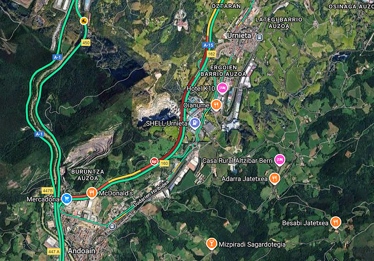 La colisión de dos camiones provoca retenciones en la A-15 en Andoain