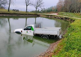 La 'pick up' del Ayuntamiento de Antzuola, semihundida en la poza del parque natural de Asentzio en Elgeta.