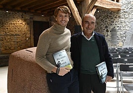 Alfonso del Río junto a Luis Chillida, ayer en el caserío Zabalaga.