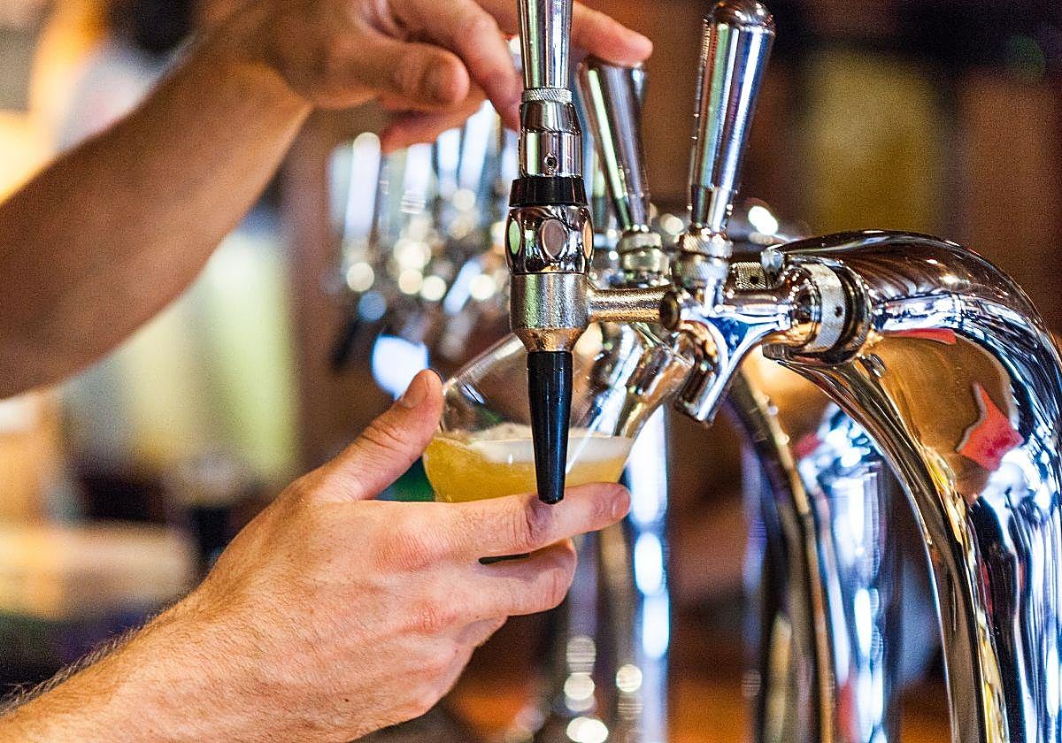 Detenido por colarse de noche en unas instalaciones deportivas y dejar abierto un grifo de cerveza que vació 450 litros