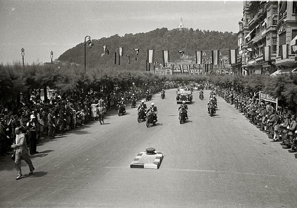 Franco en su coche oficial, rodeado del equipo de seguridad, en su visita de 1952.
