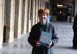 Olatz Mitxelena idazlea, 'Su txikian' liburua eskuan duela.