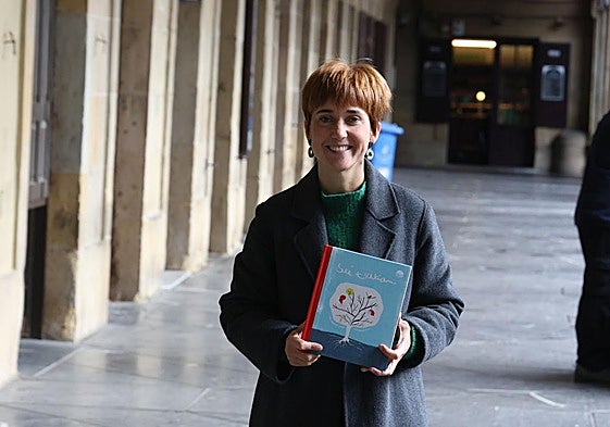 Olatz Mitxelena idazlea, 'Su txikian' liburua eskuan duela.